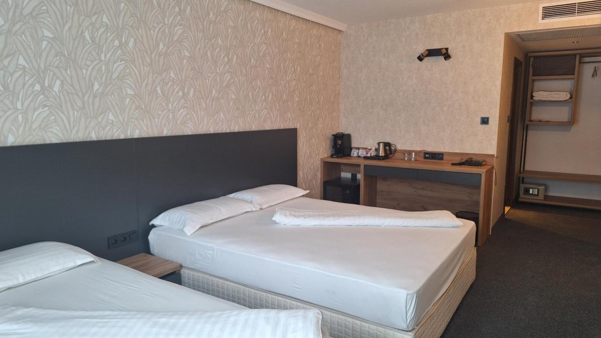 Deluxe Double Room,1765580768:JPEG